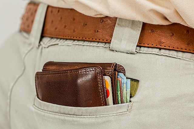 peněženka v kalhotech.jpg