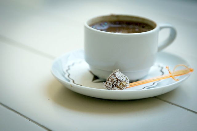 detail šálku turecké kávy