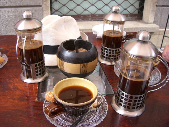 stůl s připravenou tureckou kávou