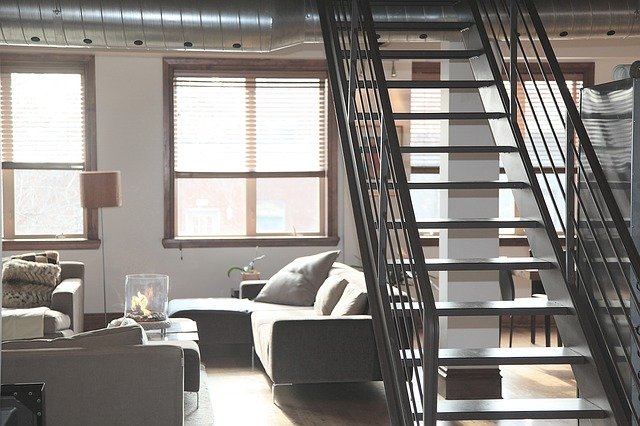jednoduchý a prosvětlený prostor obývacího pokoje
