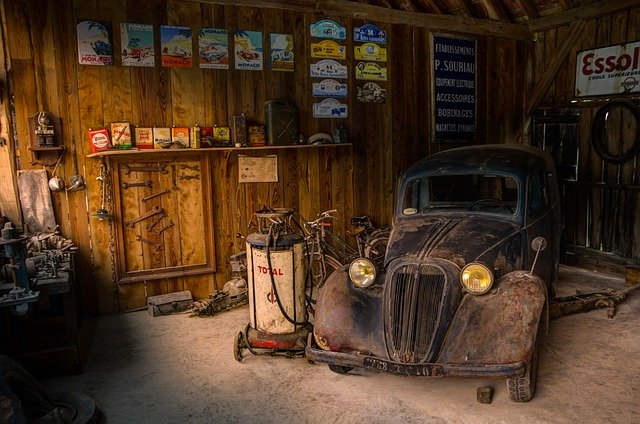 dřevem obložená garáž se starým automobilem